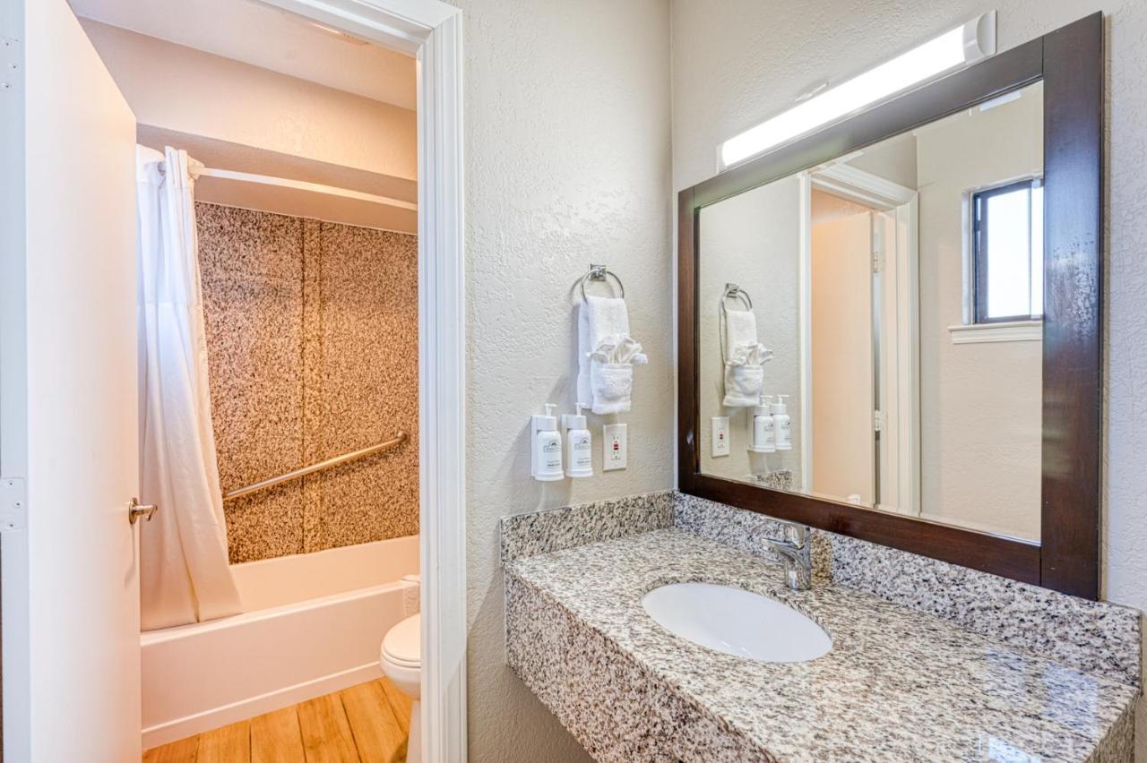 Deluxe Queen Room Two Queen Beds Ocean View Non-Smoking
