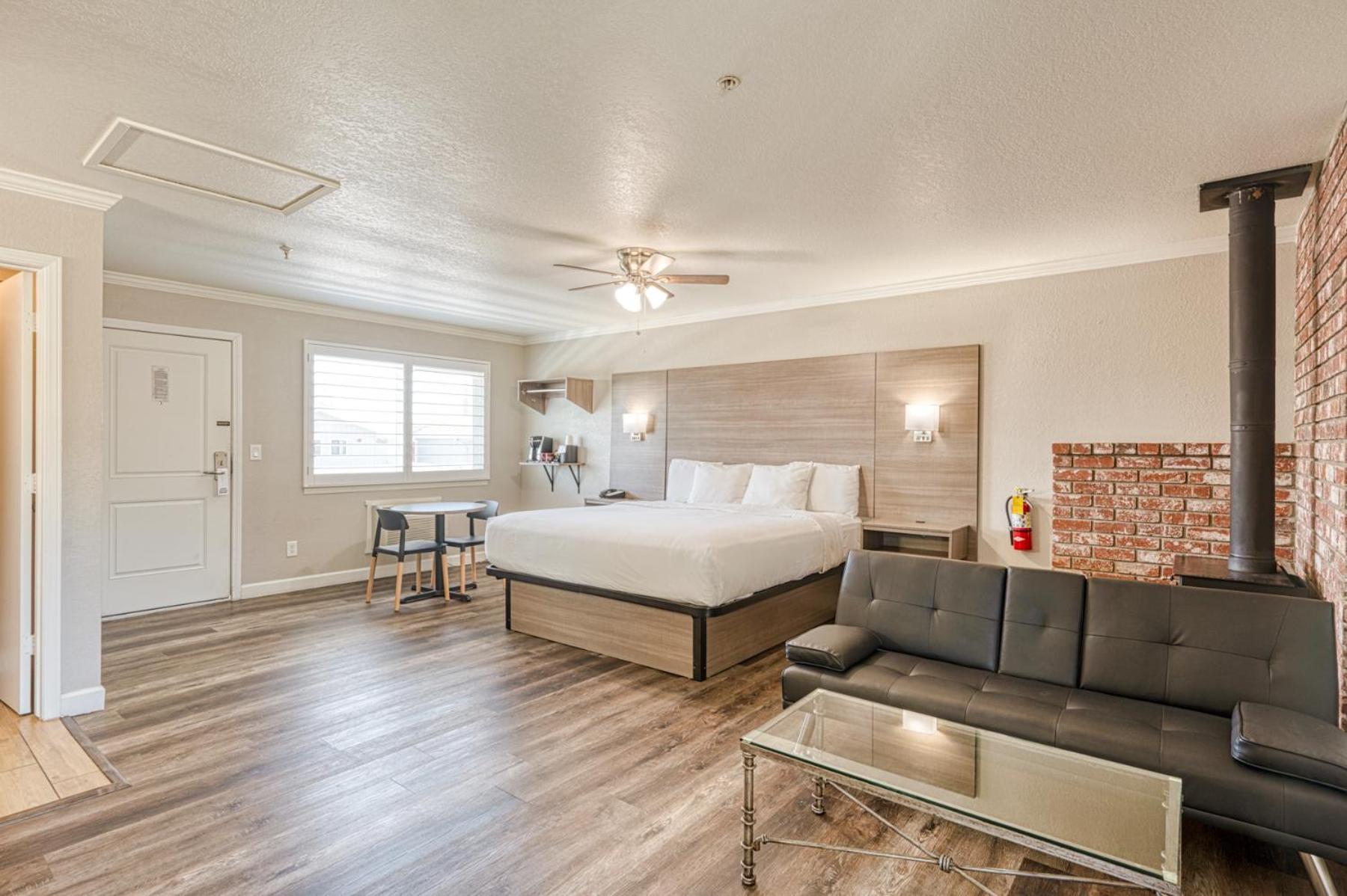 Deluxe King Suite